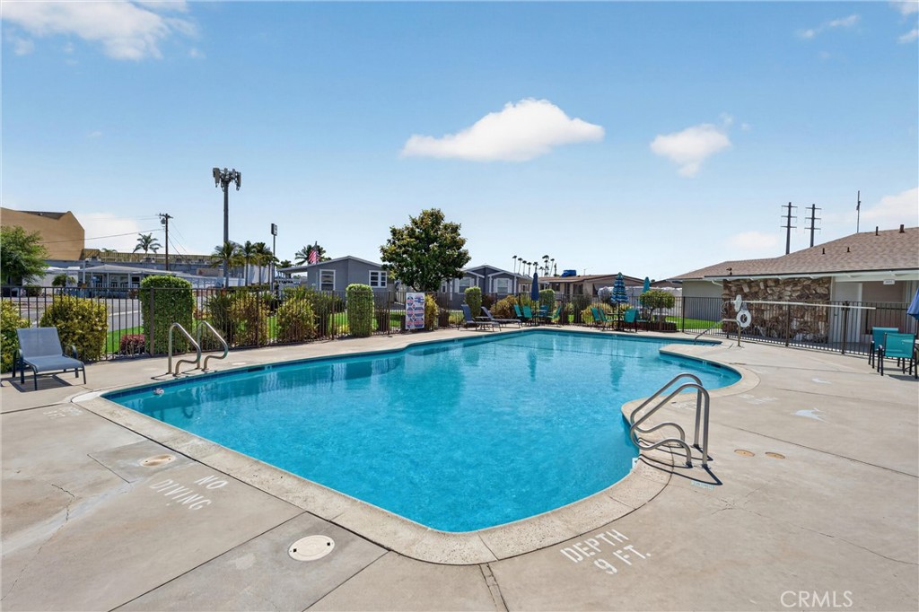 Community pool - 15621 Beach Blvd Spc 127, Westminster CA 92683 - photo 45