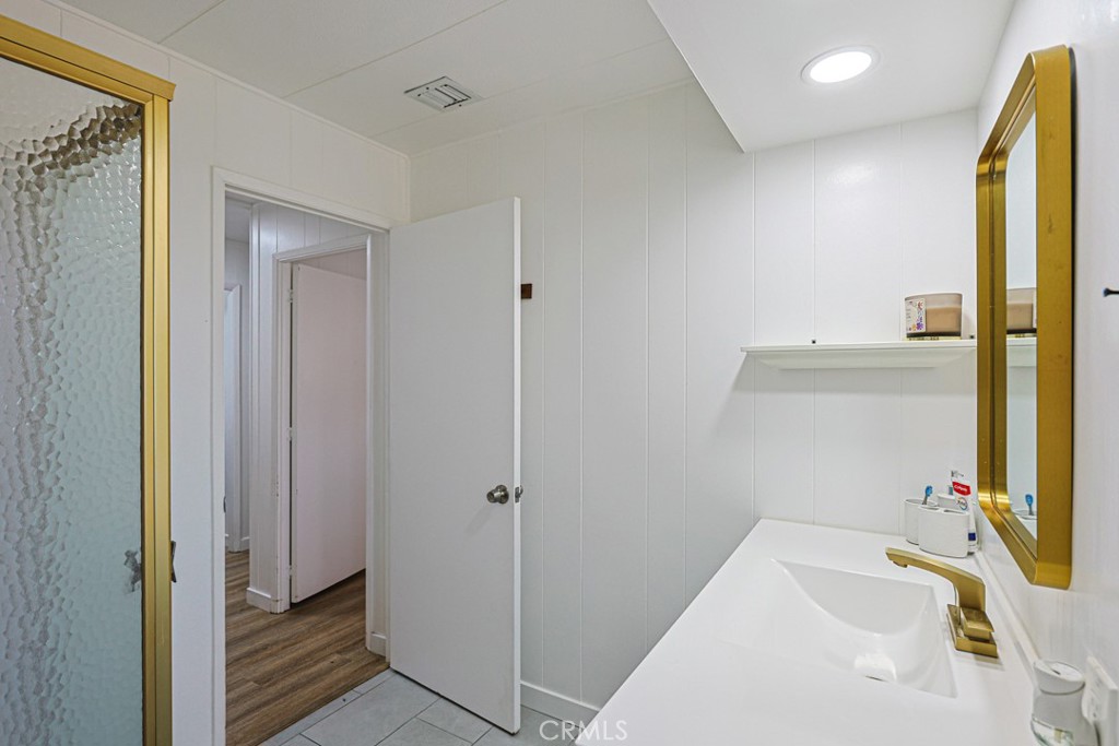 Common Bathroom - 15621 Beach 24, Westminster CA 92683 - photo 29