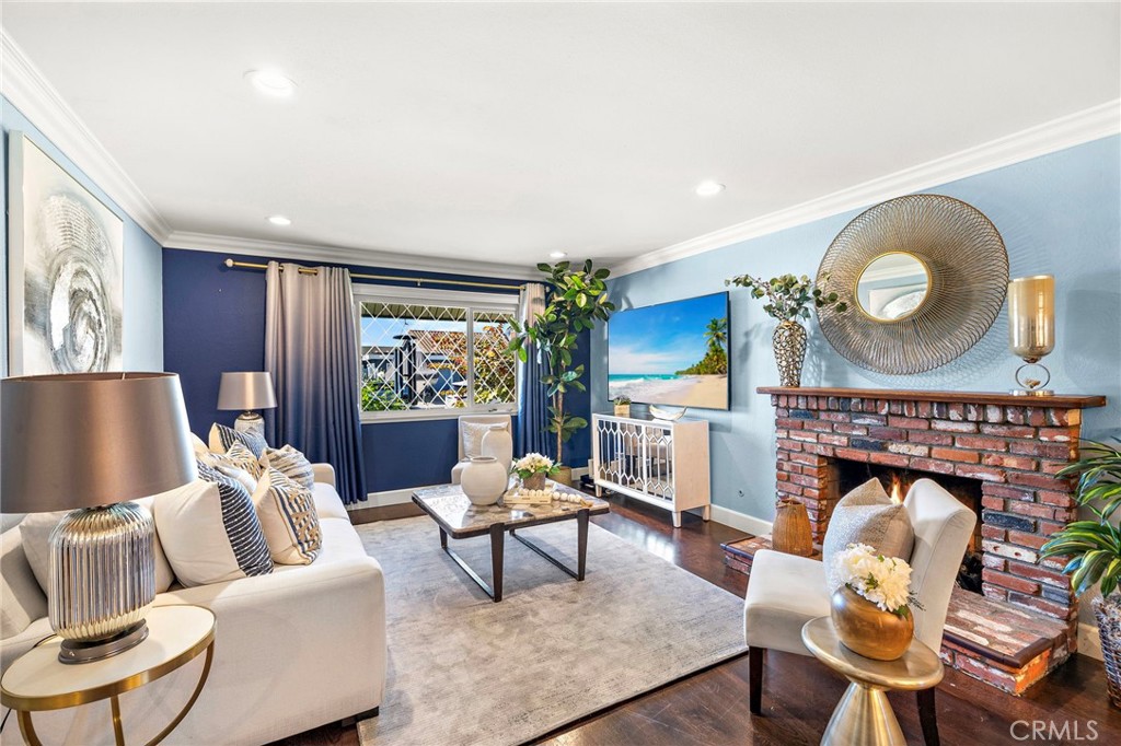 Wood flooring, crown molding, recessed lighting - 16102 Nelson Street, Westminster CA 92683 - photo 4