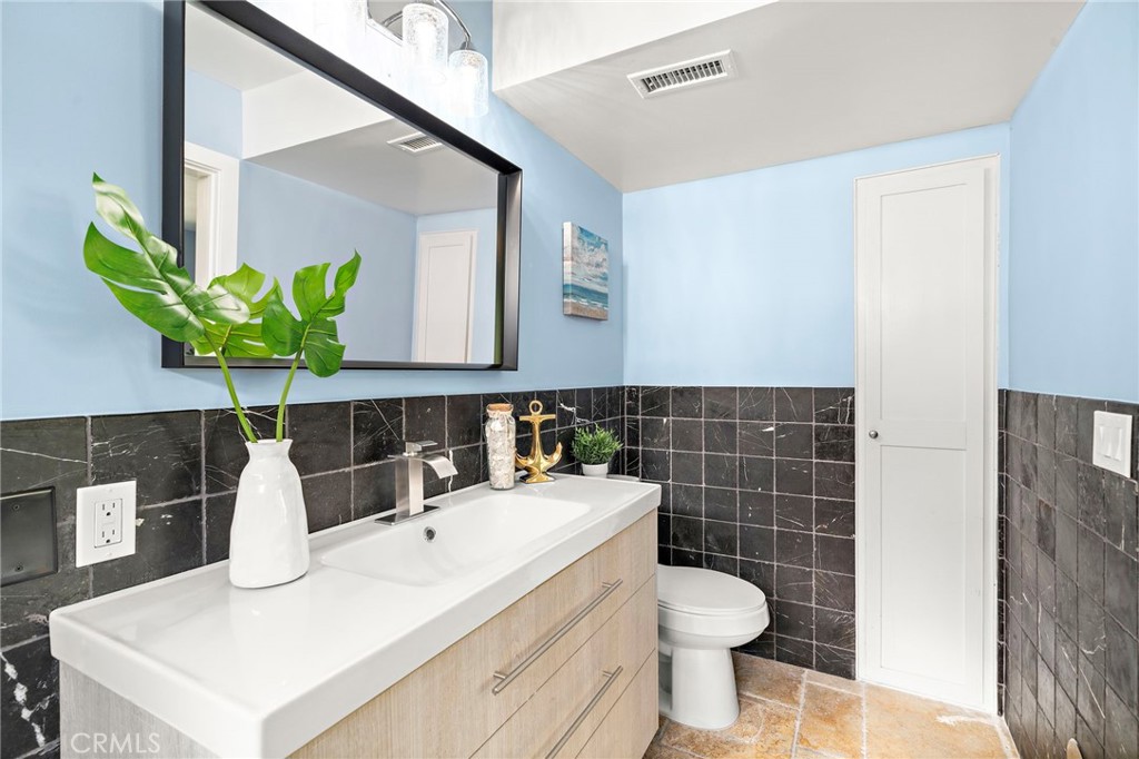 ensuite downstairs - 16102 Nelson Street, Westminster CA 92683 - photo 20