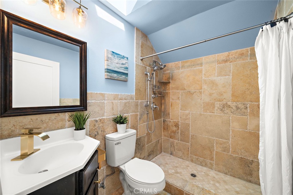upstairs ensuite with walk in shower - 16102 Nelson Street, Westminster CA 92683 - photo 28