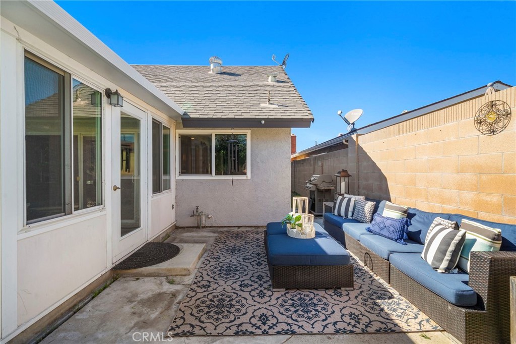 large seating area - 16102 Nelson Street, Westminster CA 92683 - photo 40