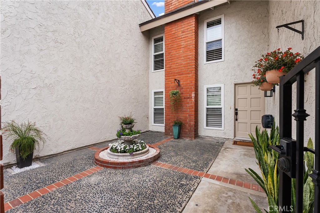 Private front patio - 5112 Kingscross, Westminster CA 92683 - photo 4