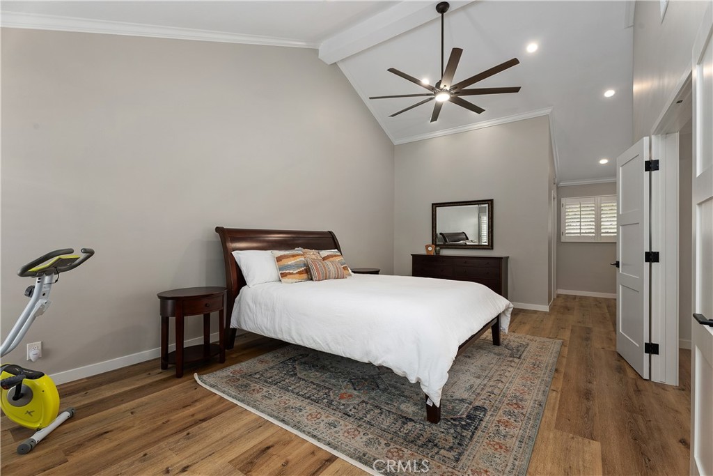 Main bedroom with vaulted ceiling - 5112 Kingscross, Westminster CA 92683 - photo 25