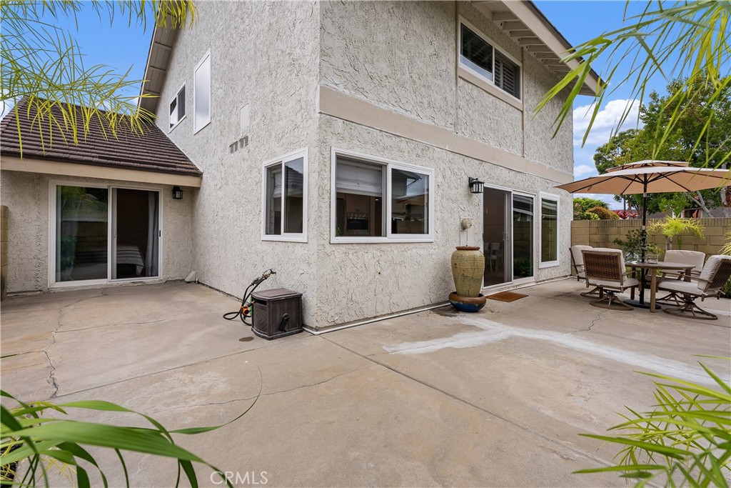 Great entertaining space in the backpatio - 5112 Kingscross, Westminster CA 92683 - photo 30