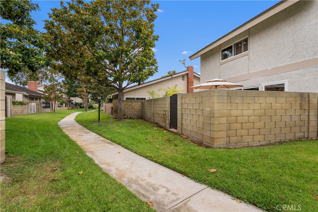 Walkway in the back - 5112 Kingscross, Westminster CA 92683 - photo 32