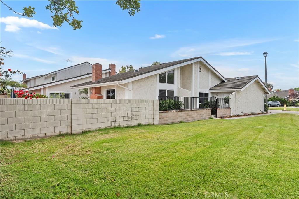 End unit! - 5171 Blackpool Road, Westminster CA 92683 - photo 3