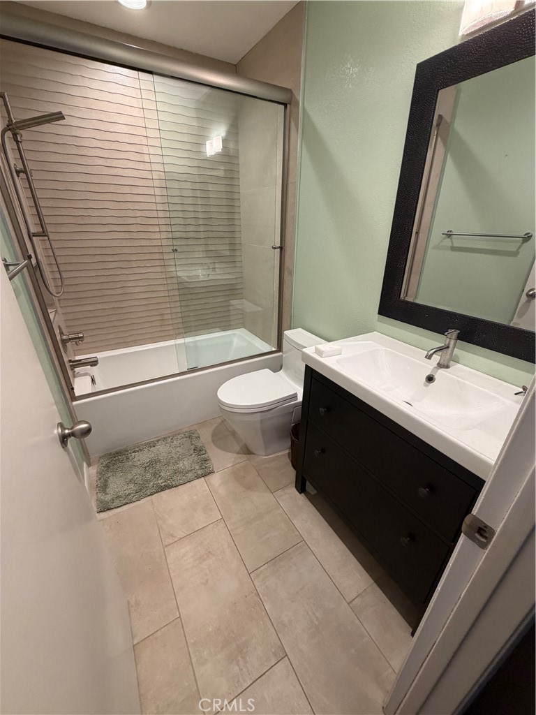 Guest Bath - 5235 Saint George Rd, Westminster CA 92683 - photo 9