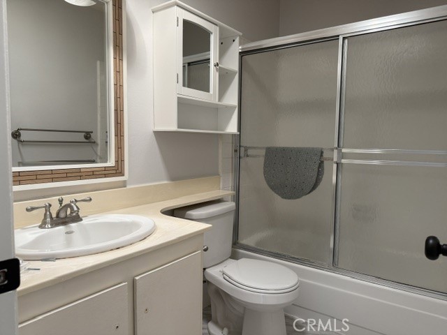 Upstairs hall bathrom - 5281 Charing Cross Road, Westminster CA 92683 - photo 16