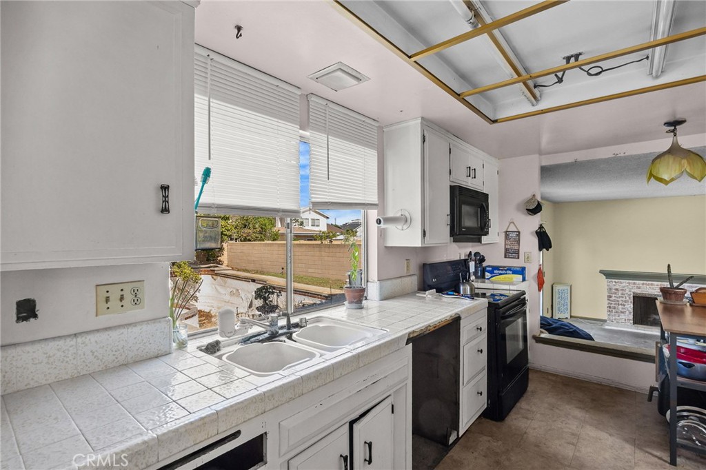 Kitchen - 8441 Tulipwood Circle, Westminster CA 92683 - photo 11