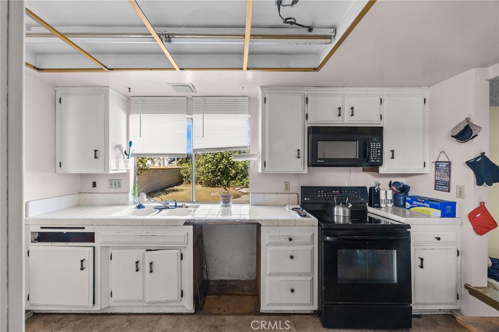 Kitchen - 8441 Tulipwood Circle, Westminster CA 92683 - photo 12
