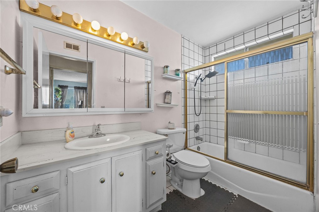 Full Bathroom in Upstairs Hallway - 8441 Tulipwood Circle, Westminster CA 92683 - photo 29