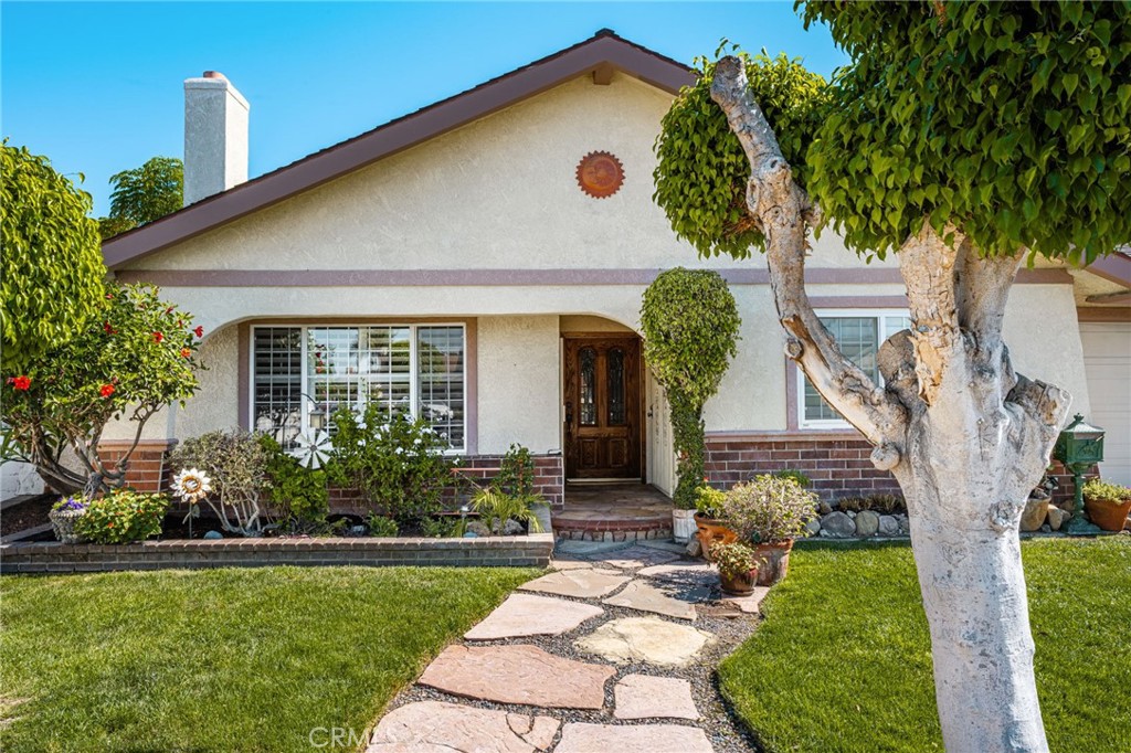 Front entrance and landscaped walkway. - 8981 Blackheath Circle, Westminster CA 92683 - photo 6