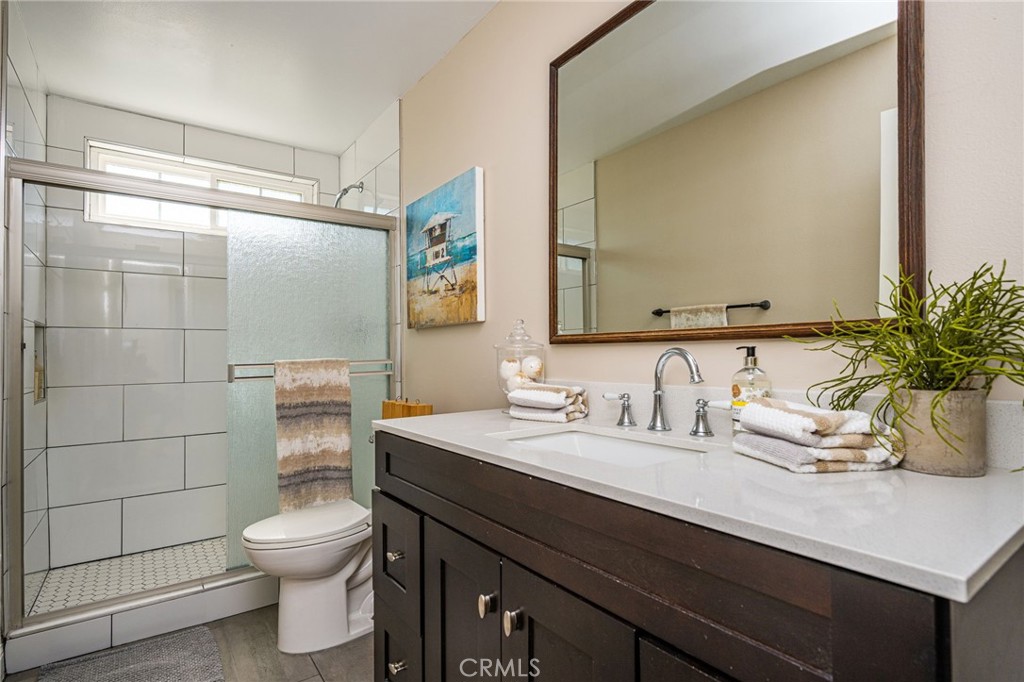 Updated upstairs bathroom with a tiled shower. - 8981 Blackheath Circle, Westminster CA 92683 - photo 19