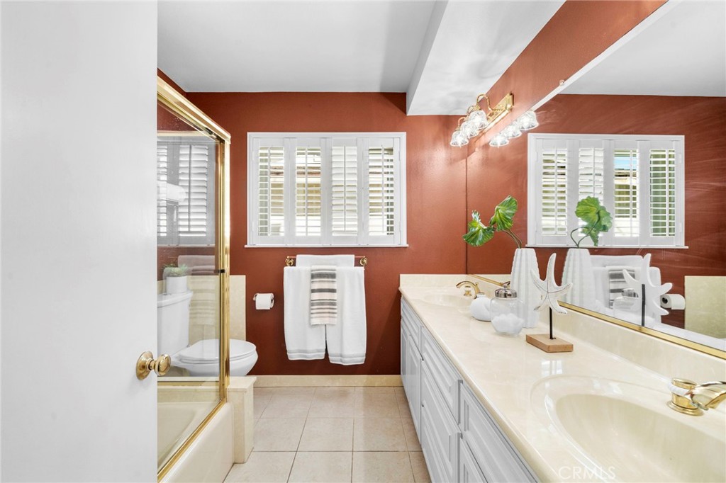 The hall bath offering dual sinks and a tiled tub/shower combination. - 9552 Westwood Drive, Westminster CA 92683 - photo 27